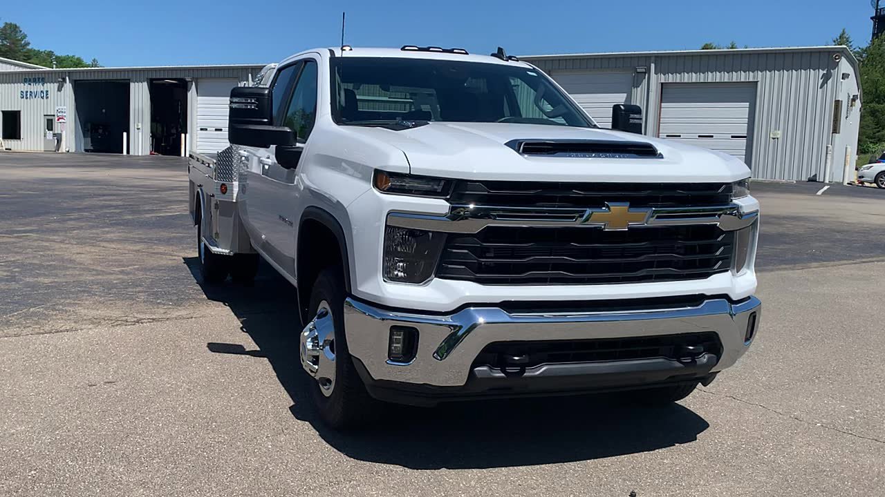 Used 2025 Chevrolet Silverado 3500 LT w/ Convenience Package AWD/4WD image 2