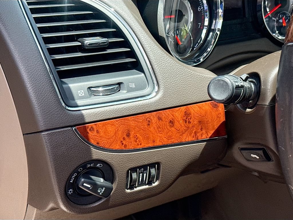 Used 2013 Chrysler Town & Country Limited w/ Luxury Group FWD image 11