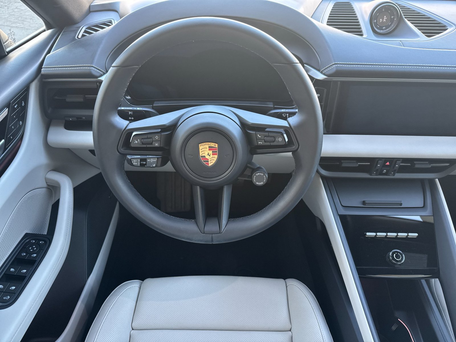 Certified 2025 Porsche Macan 4 Electric AWD/4WD image 16