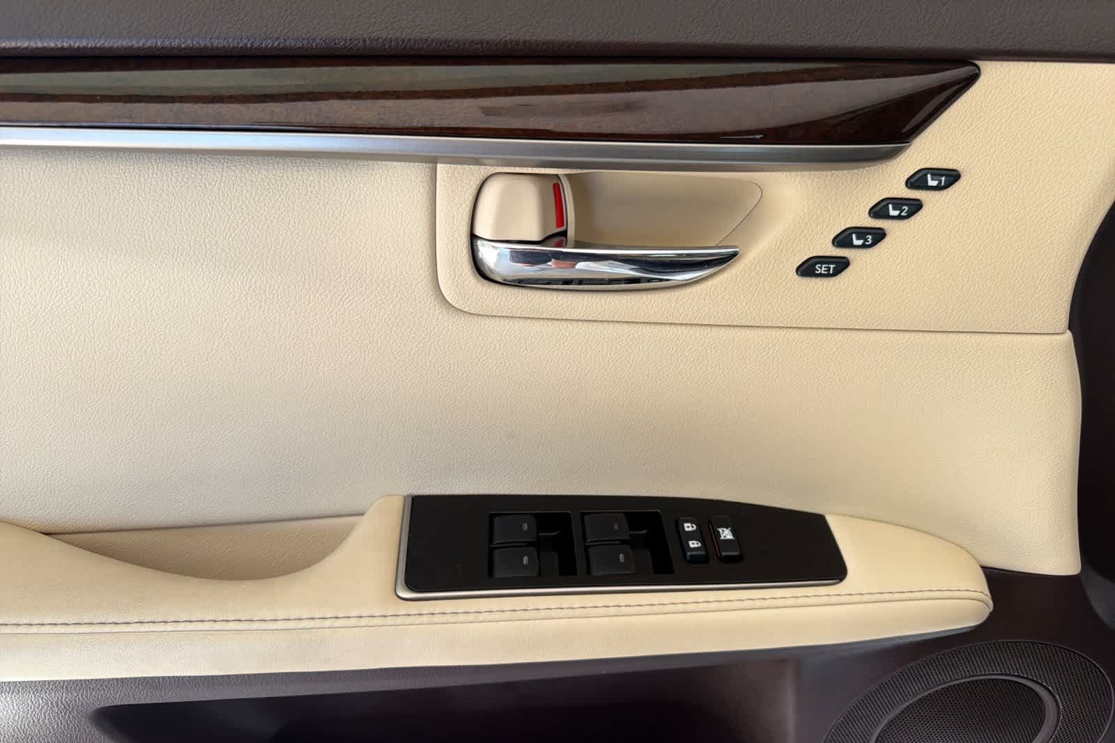 Used 2016 Lexus ES 350 w/ Luxury Package w/Wood Trim FWD image 12