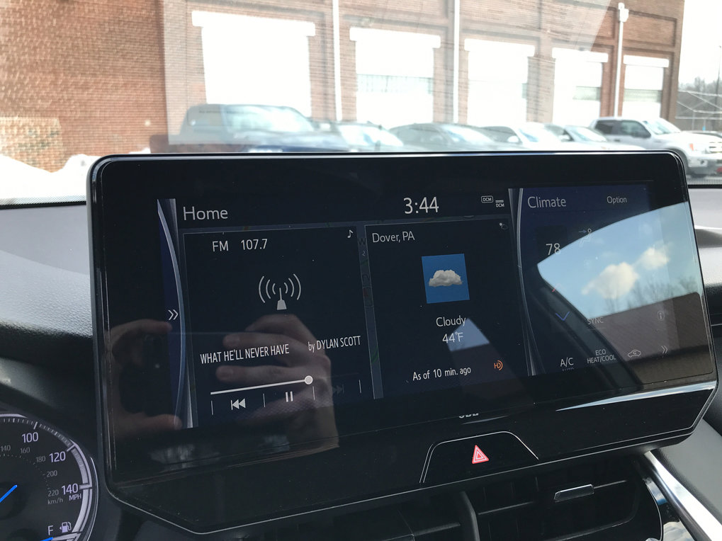 Used 2022 Toyota Venza XLE image 19