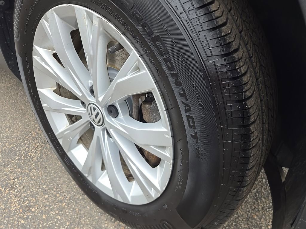 Used 2018 Volkswagen Tiguan SE w/ Panoramic Sunroof Package image 5