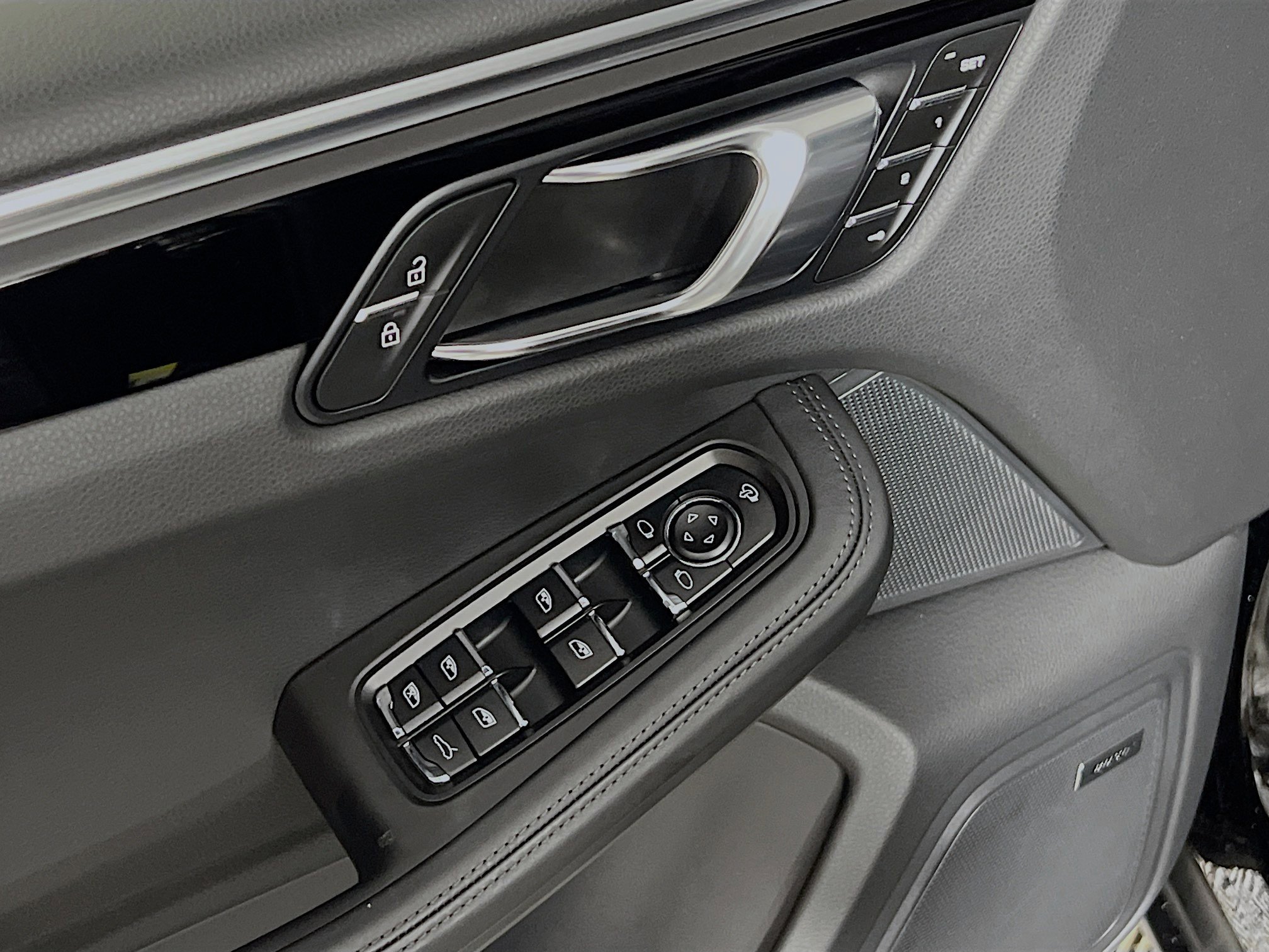 Used 2025 Porsche Macan Turbo image 17