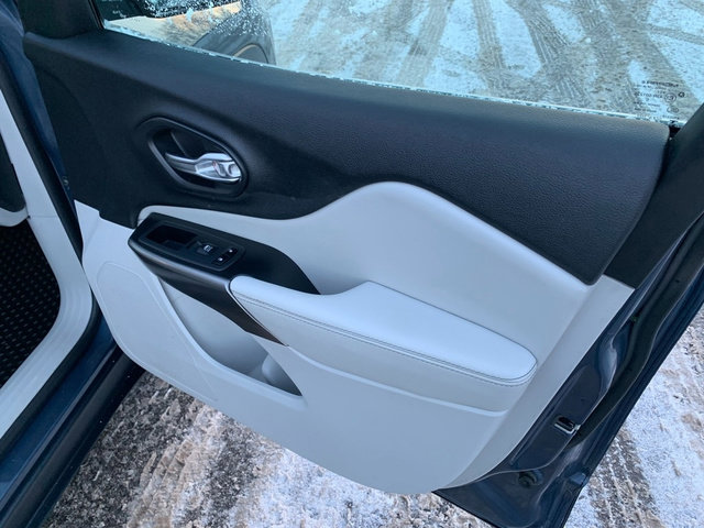 Used 2020 Jeep Cherokee Latitude Plus w/ Comfort/Convenience Group image 15