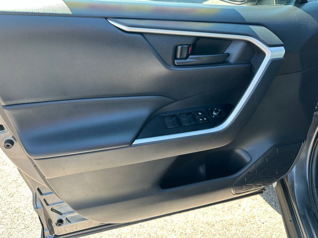 Used 2020 Toyota RAV4 LE image 13