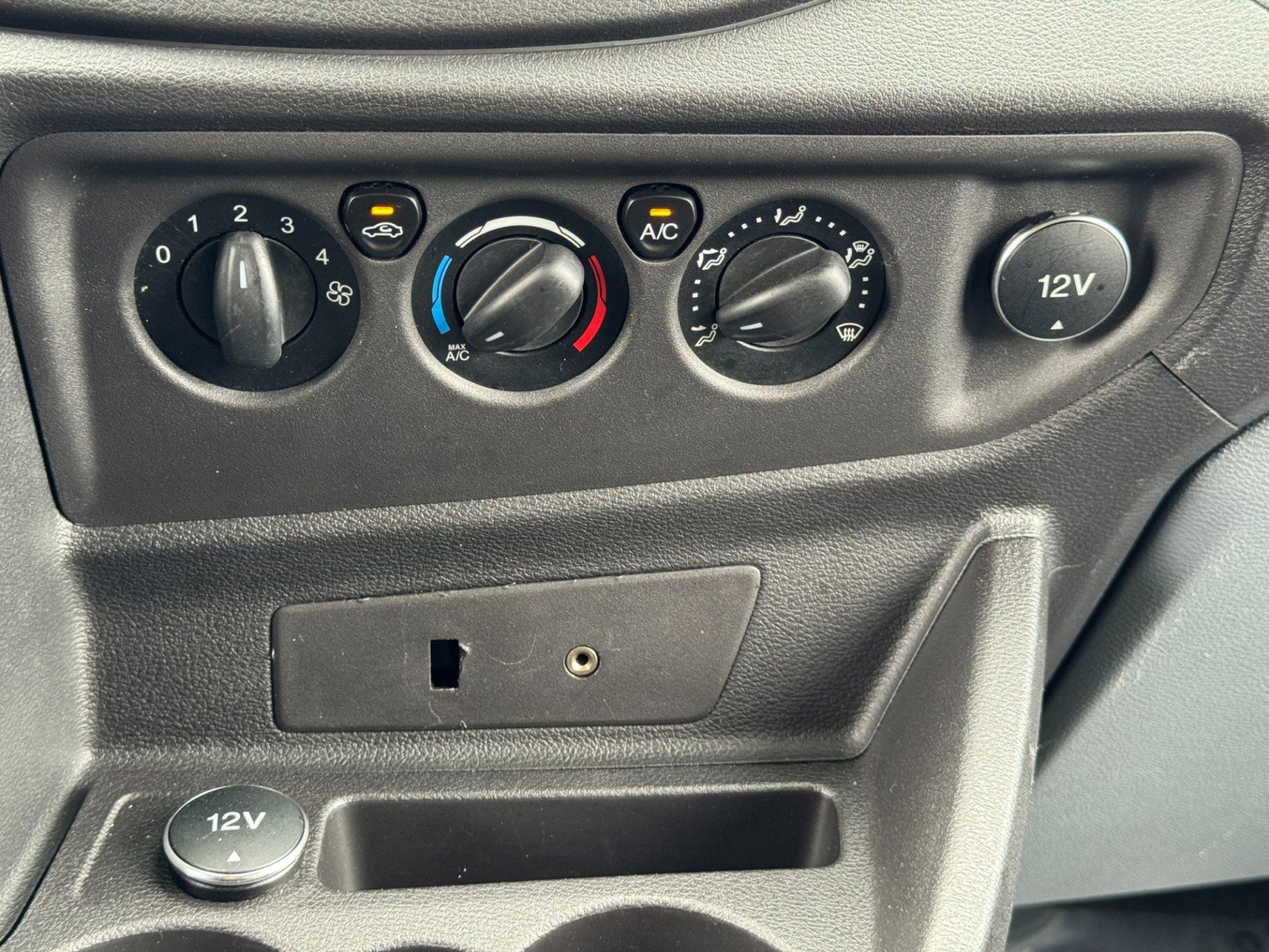 Used 2015 Ford Transit 350 XLT image 25