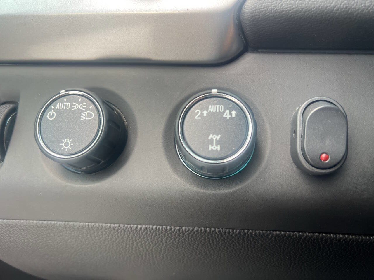 Used 2017 Chevrolet Suburban LT image 16