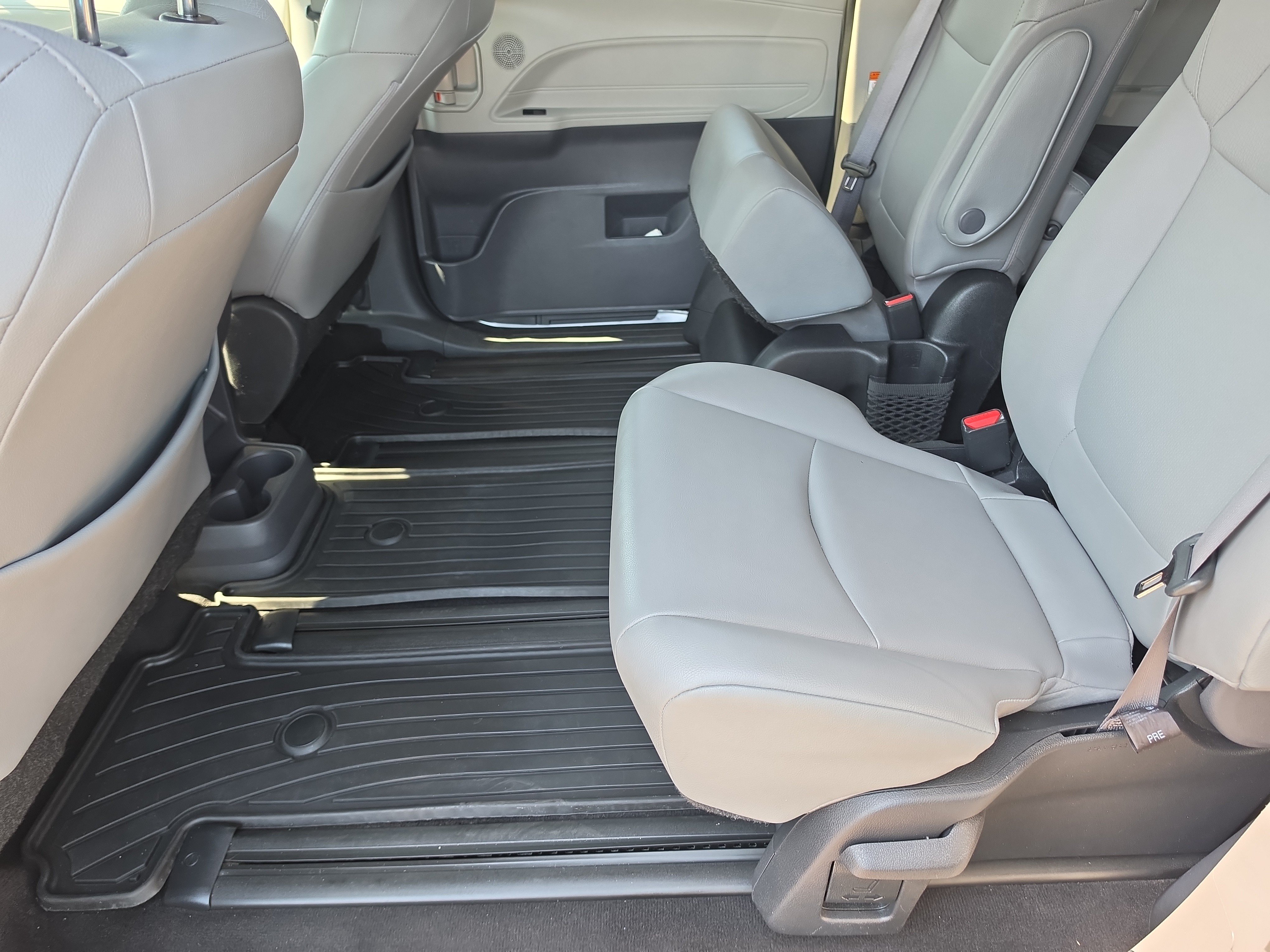 Used 2022 Toyota Sienna XLE FWD image 17