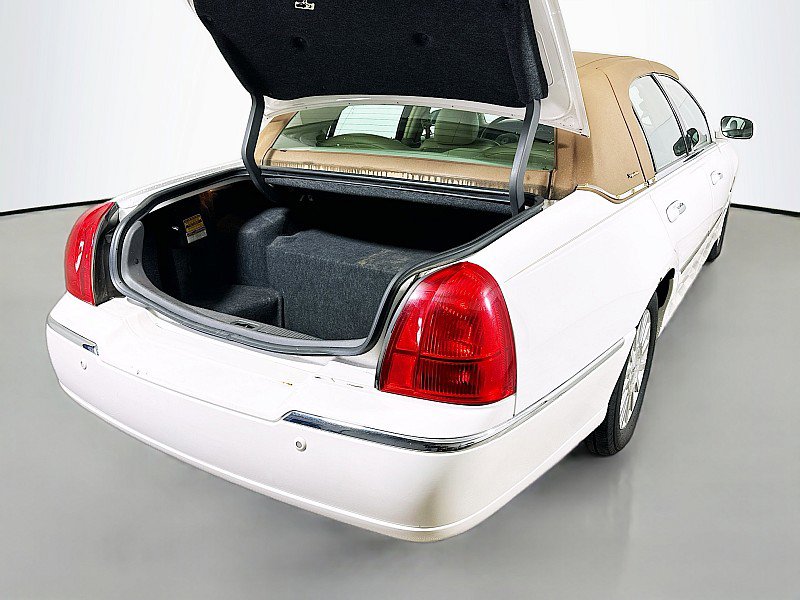 Used 2004 Lincoln Town Car Signature RWD image 21