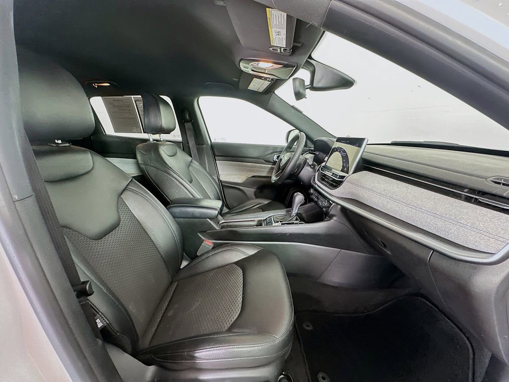 Used 2024 Jeep Compass Latitude image 25