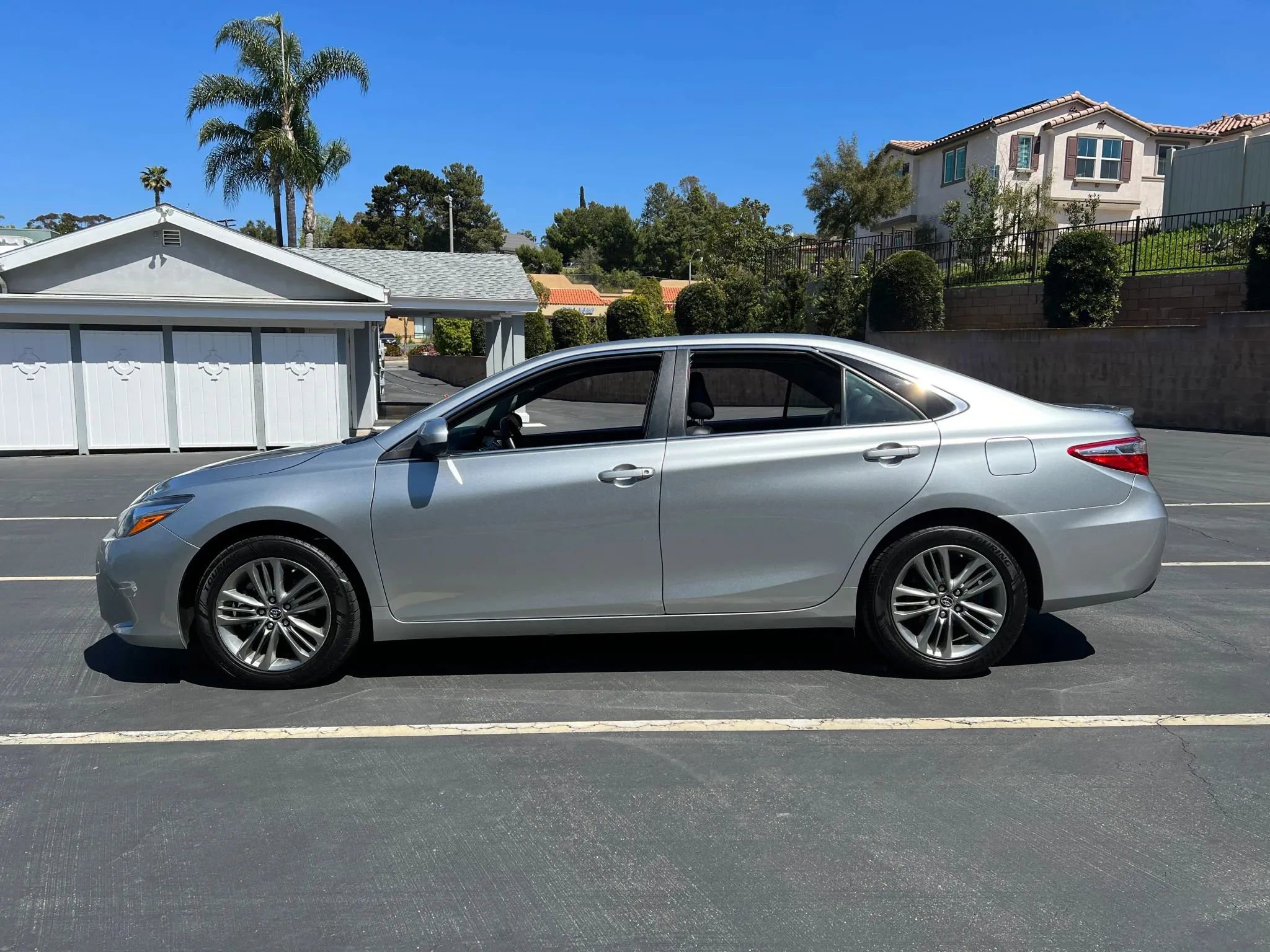 Used 2015 Toyota Camry XSE w/ Moonroof Package FWD image 2