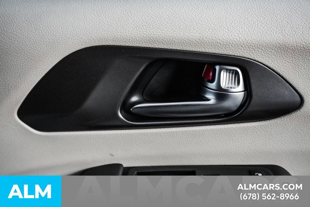 Used 2024 Chrysler Pacifica Select image 47