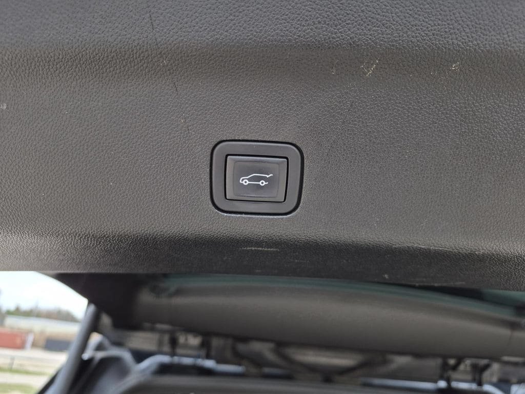 Used 2023 GMC Yukon Denali RWD image 11