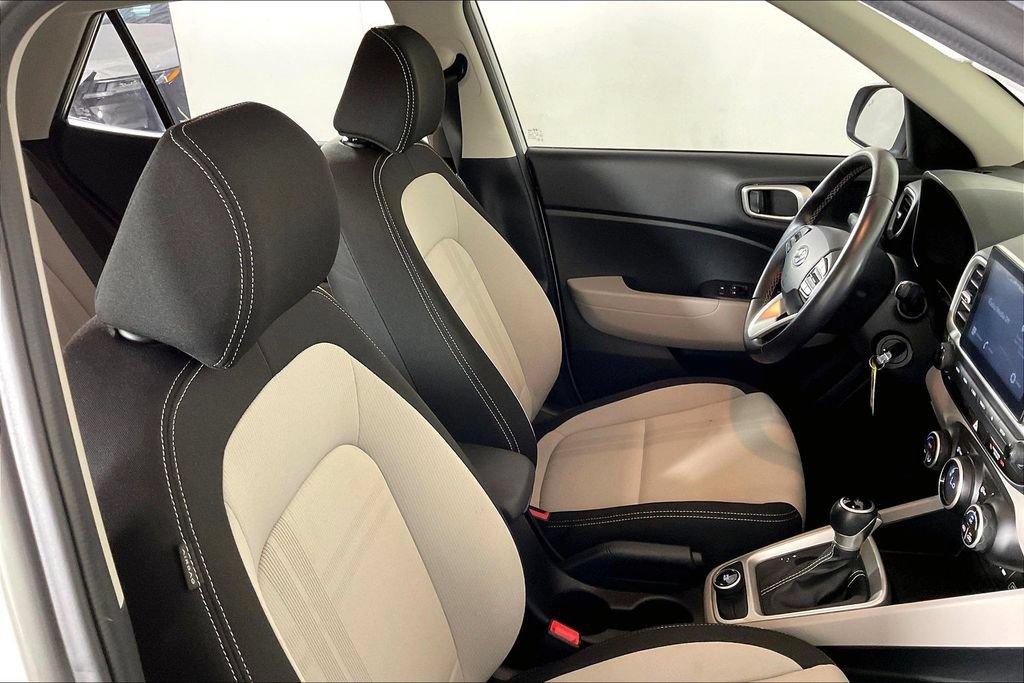 Used 2022 Hyundai Venue SEL FWD image 6