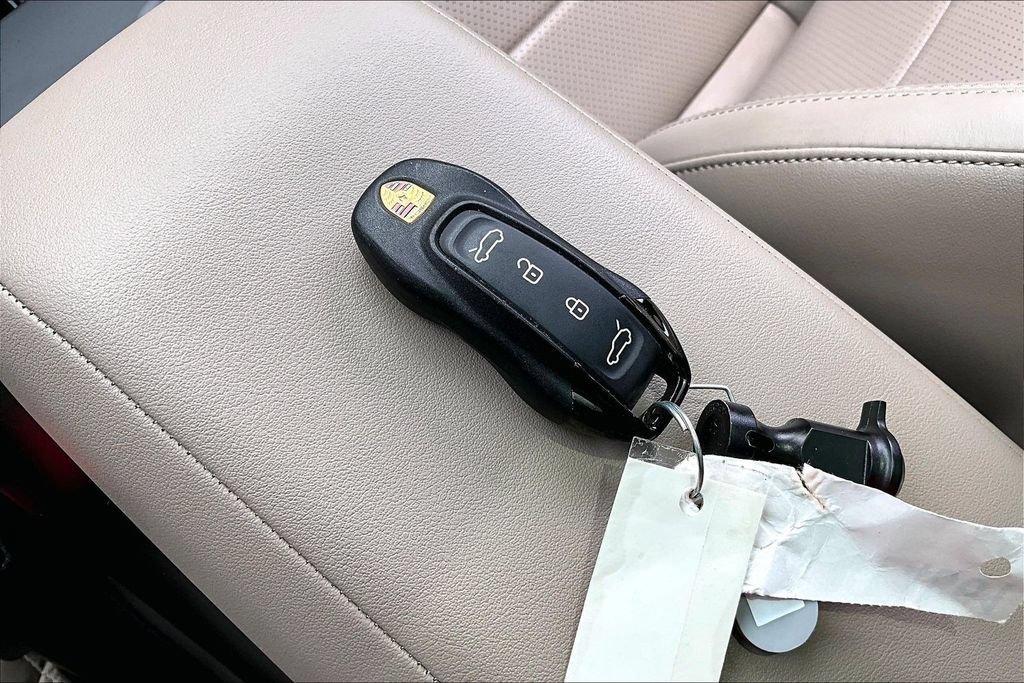 Used 2025 Porsche Macan 4 Electric AWD/4WD image 14