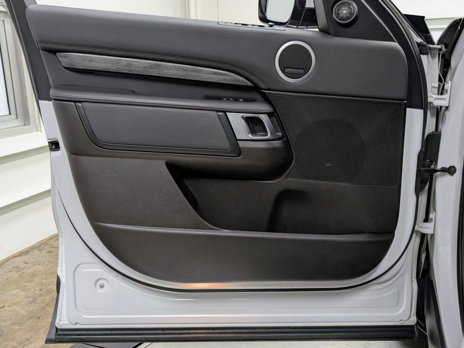 Used 2017 Land Rover Discovery HSE image 13