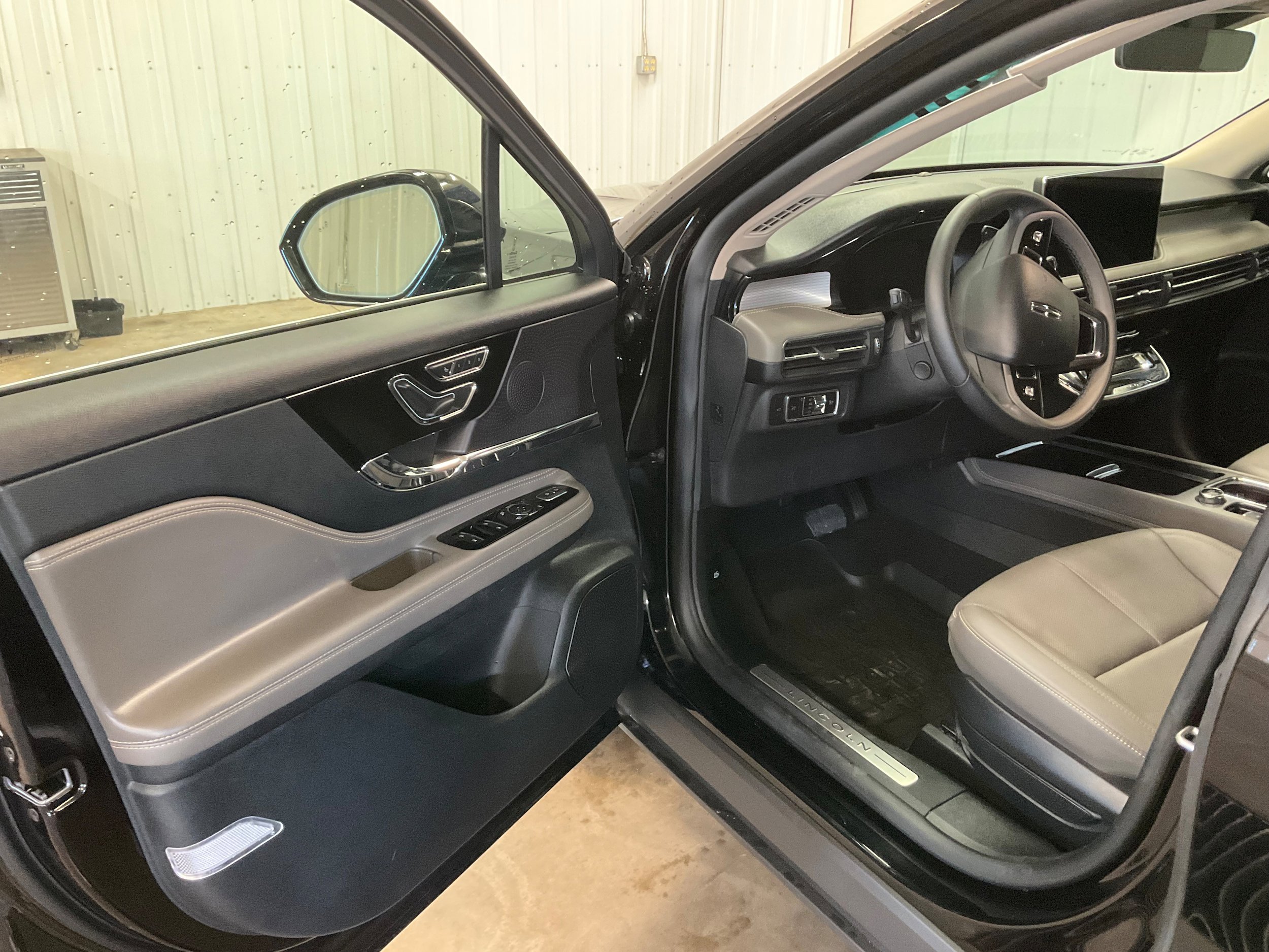 Used 2025 Lincoln Corsair AWD w/ Equipment Group 101A image 8