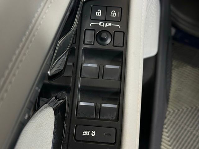 Used 2023 Land Rover Range Rover Evoque SE image 28