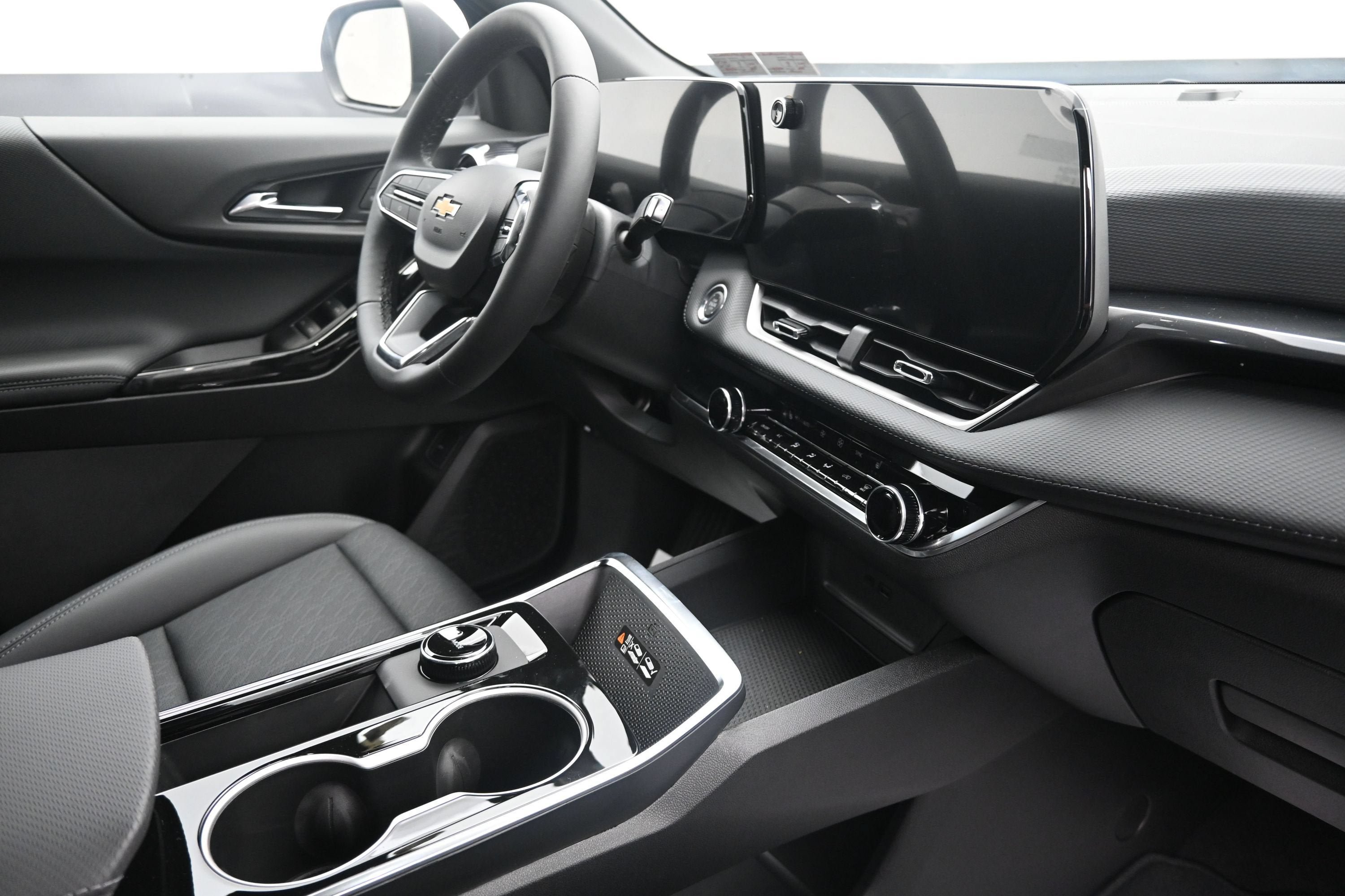New 2027 Chevrolet Equinox LT w/ Convenience Package II FWD image 32