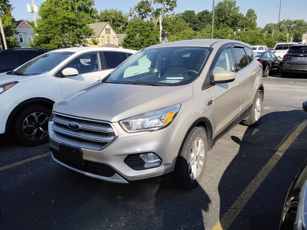 Used 2017 Ford Escape SE FWD image 2