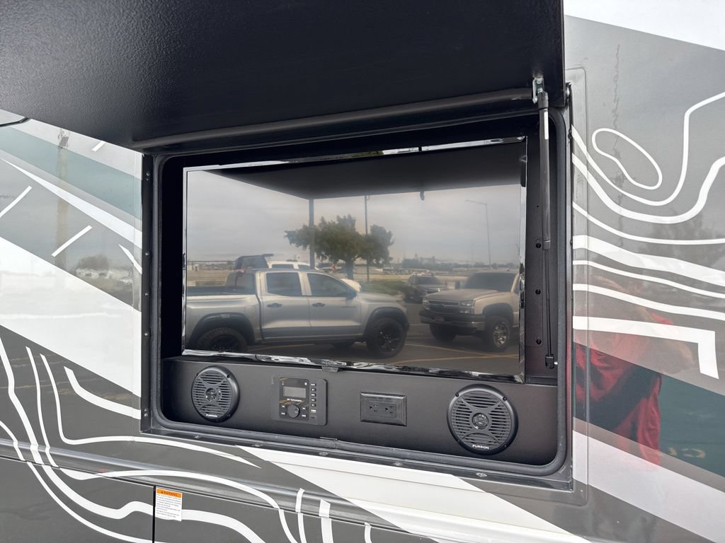 Used 2022 Ford F550 4x4 Regular Cab Super Duty w/ XLT Value Package image 43