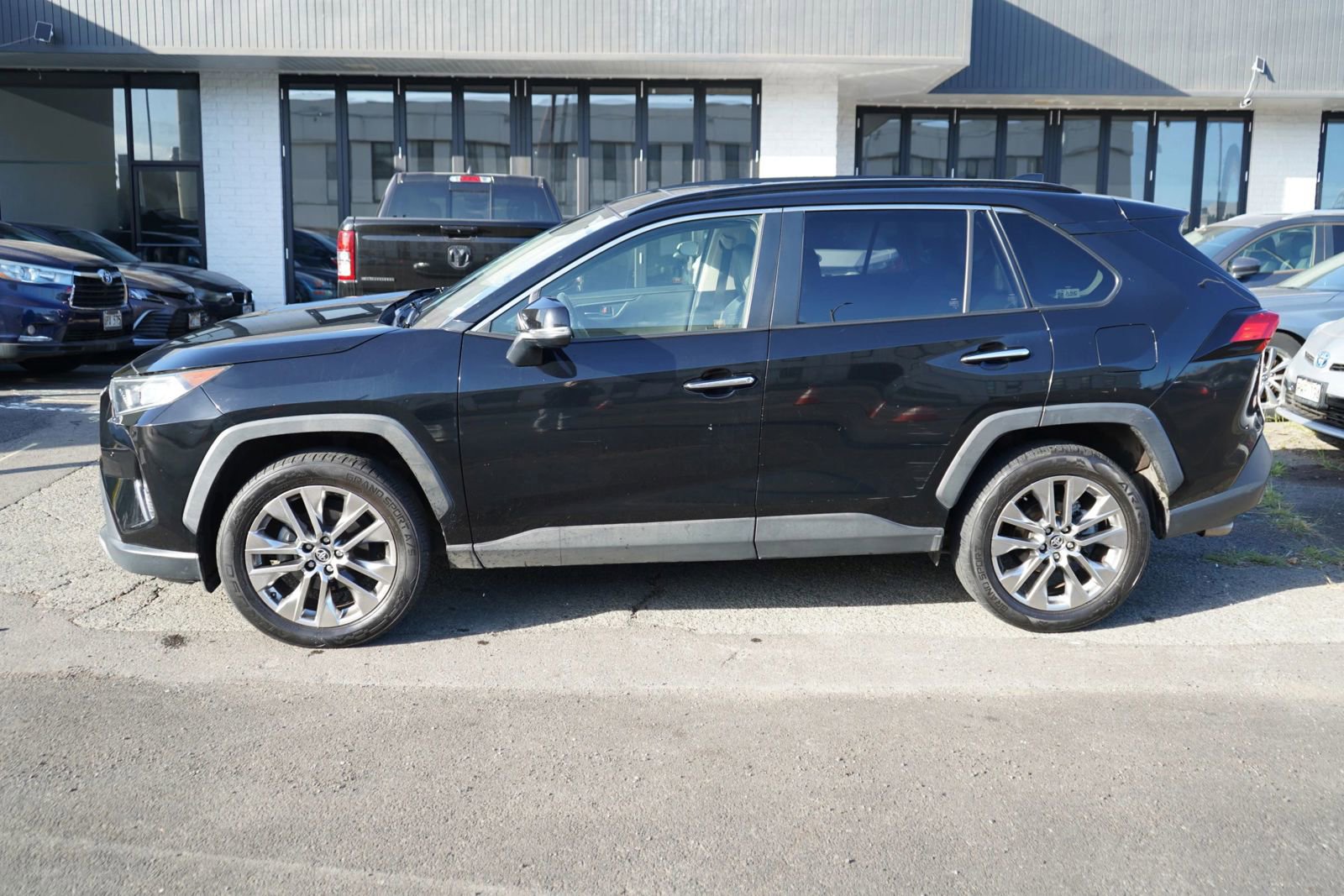 Used 2020 Toyota RAV4 Limited FWD image 2