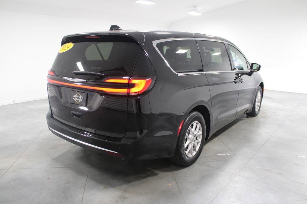 Used 2024 Chrysler Pacifica Touring-L image 9