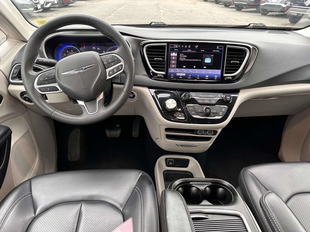 Used 2023 Chrysler Pacifica Touring-L FWD image 16