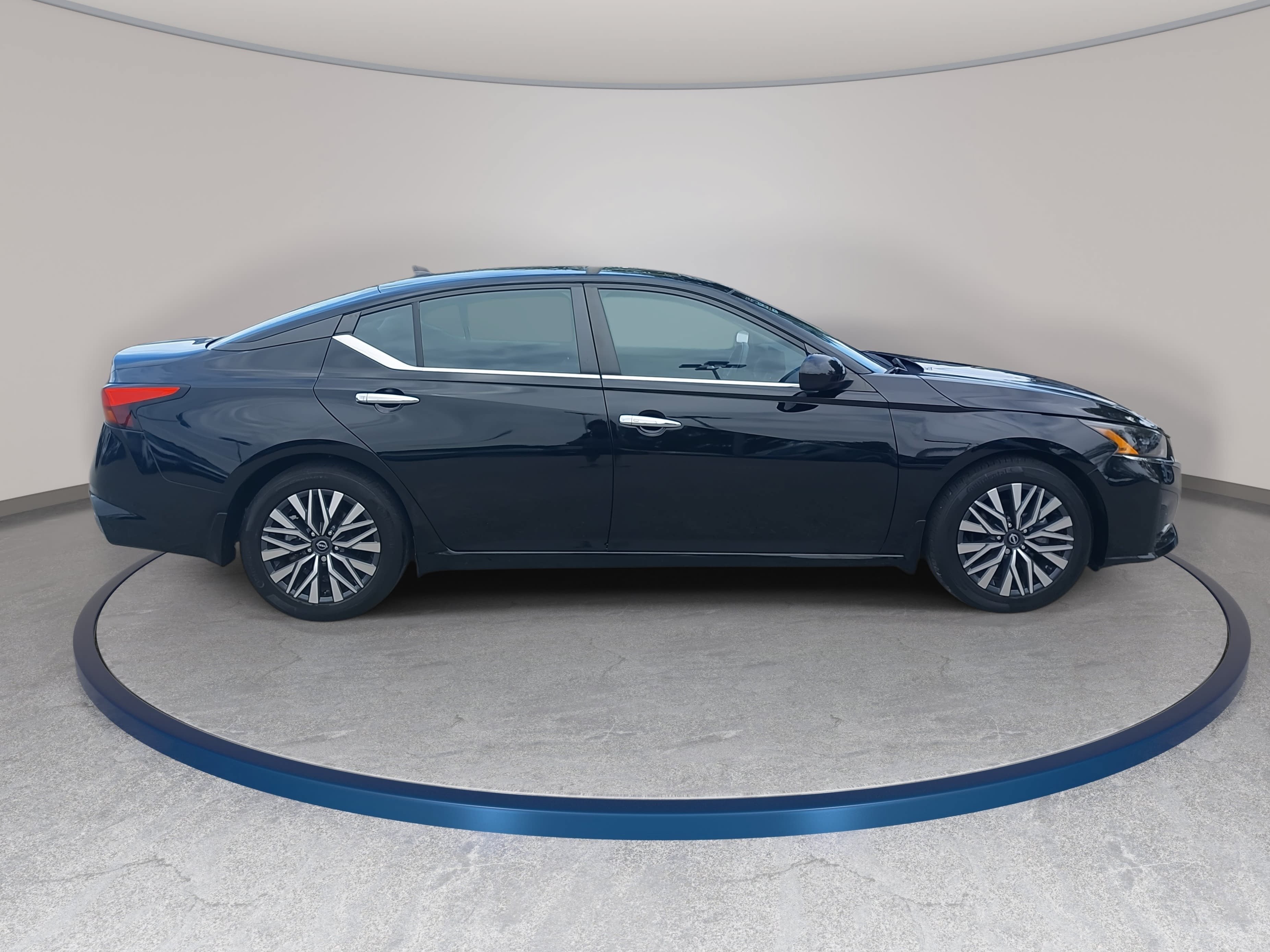 Used 2024 Nissan Altima 2.5 SV w/ SV Premium Package FWD image 4