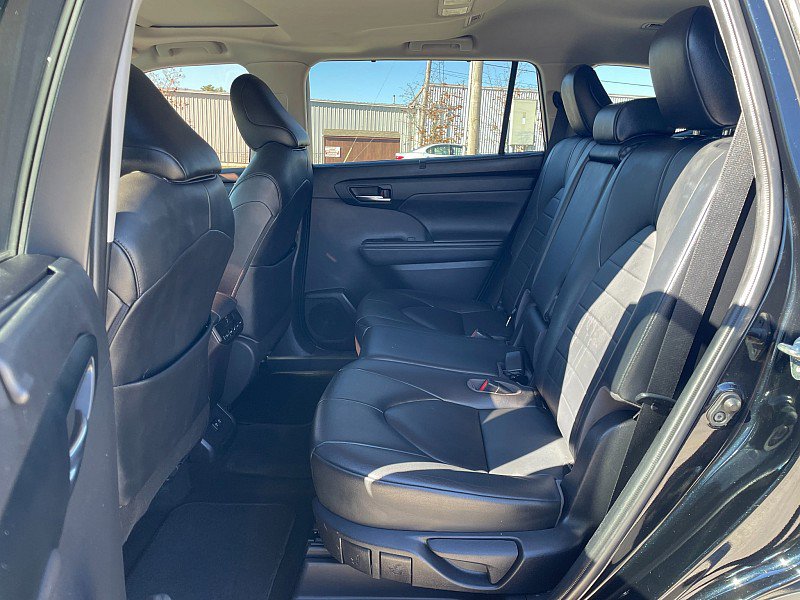 Used 2020 Toyota Highlander XLE image 32