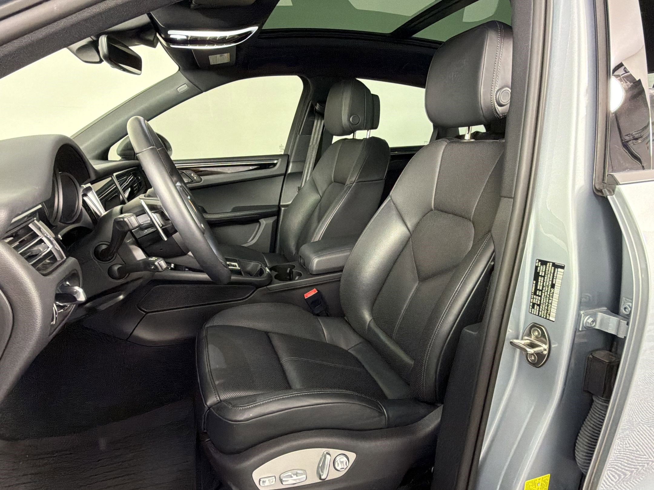 Certified 2024 Porsche Macan AWD/4WD image 6