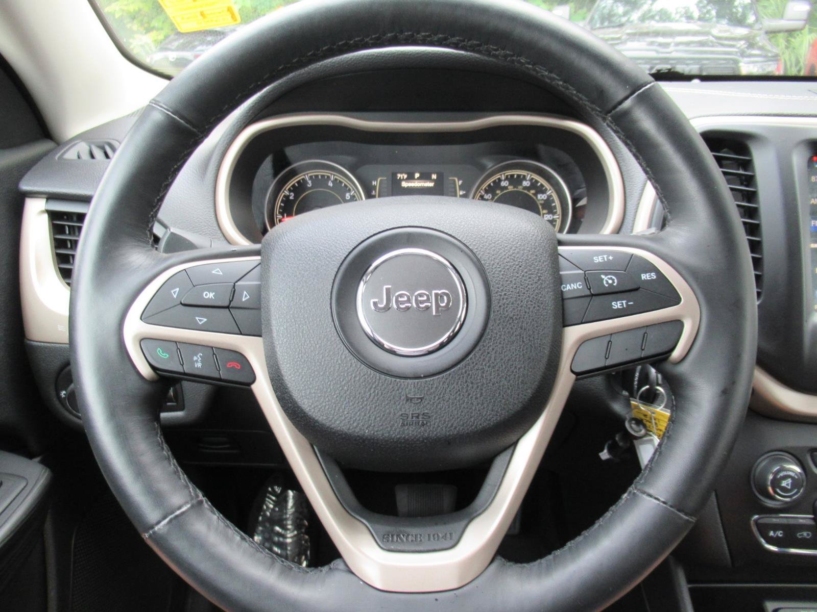 Used 2015 Jeep Cherokee Latitude w/ Cold Weather Group AWD/4WD image 24