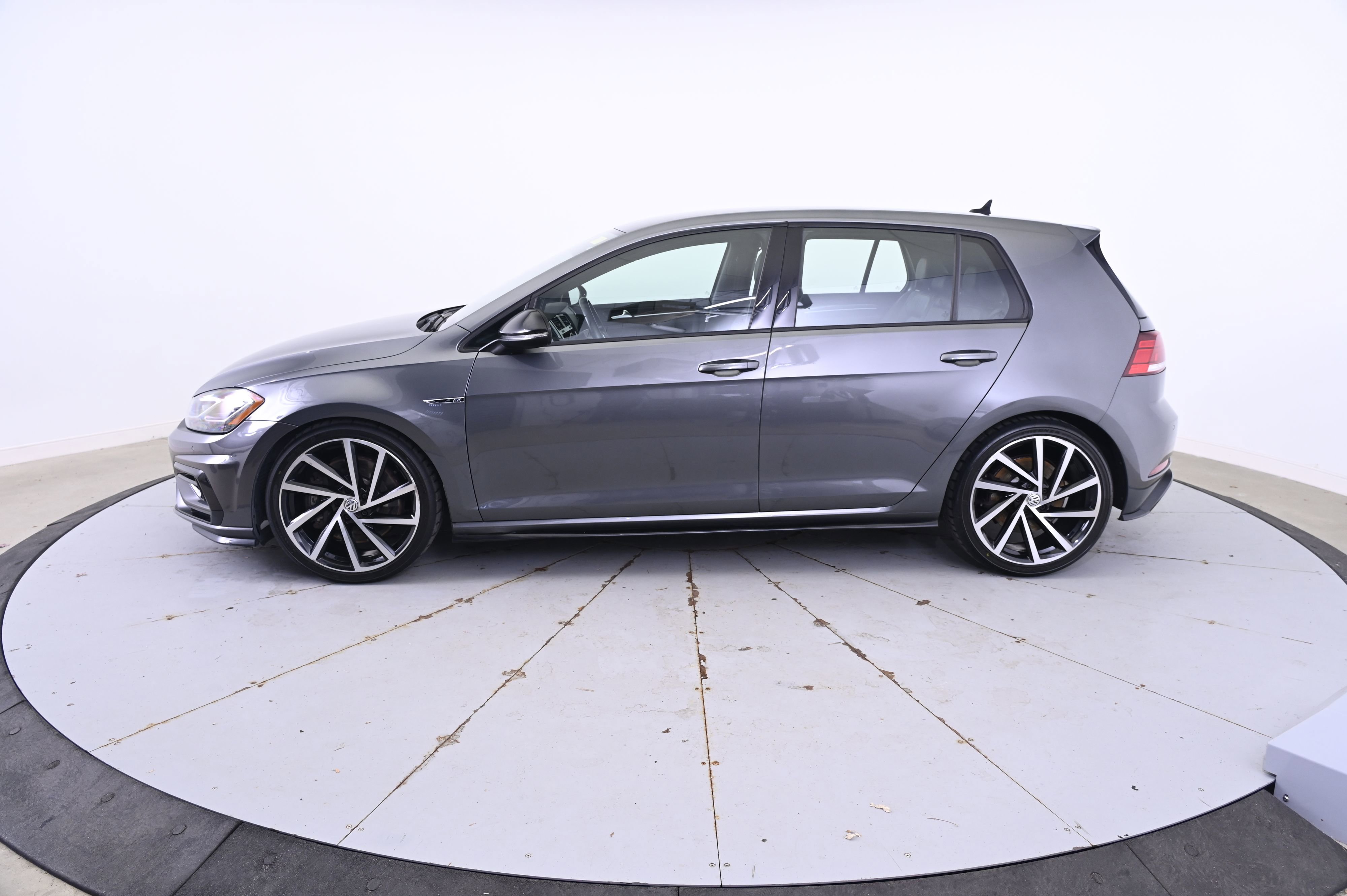 Used 2018 Volkswagen Golf R 4-Door image 2