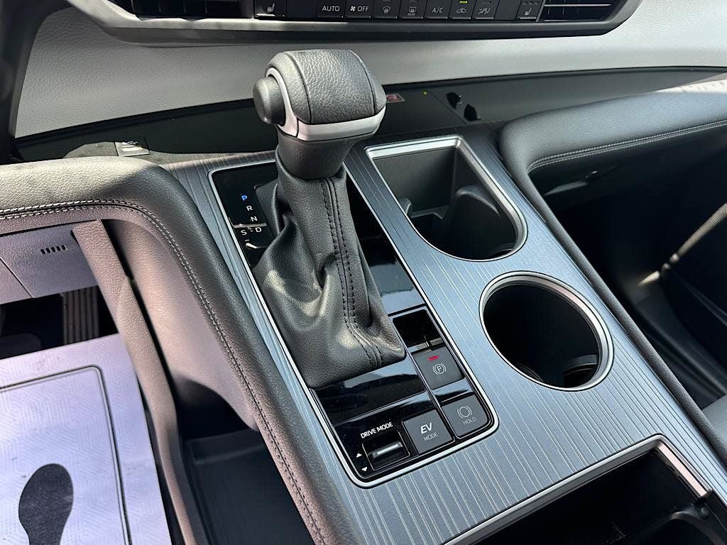 Certified 2025 Toyota Sienna XLE FWD image 25