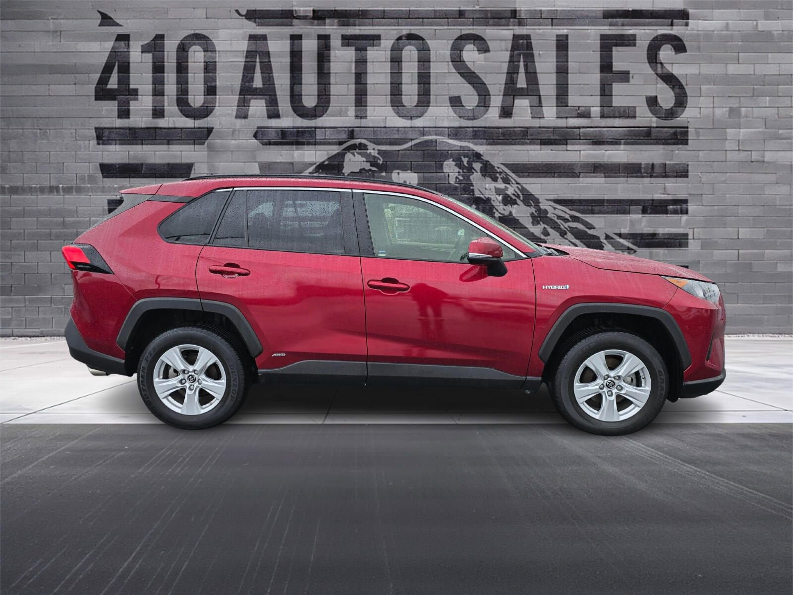 Used 2019 Toyota RAV4 LE image 2