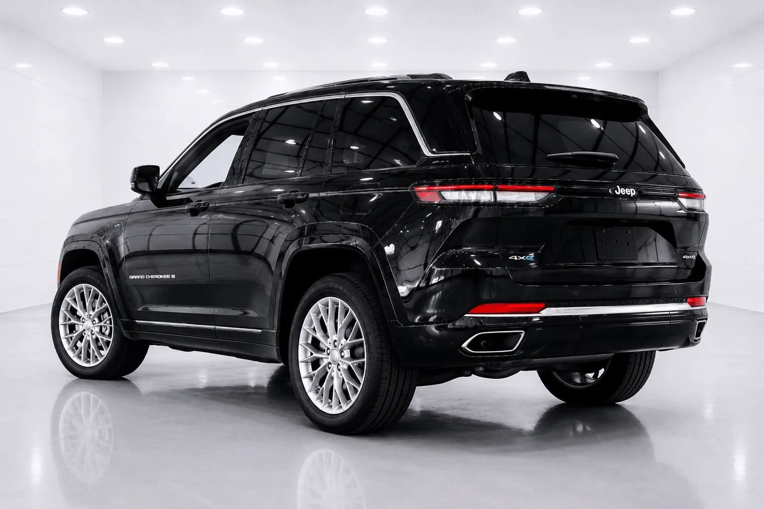 Used 2023 Jeep Grand Cherokee Summit w/ Luxury Tech Group V AWD/4WD image 3