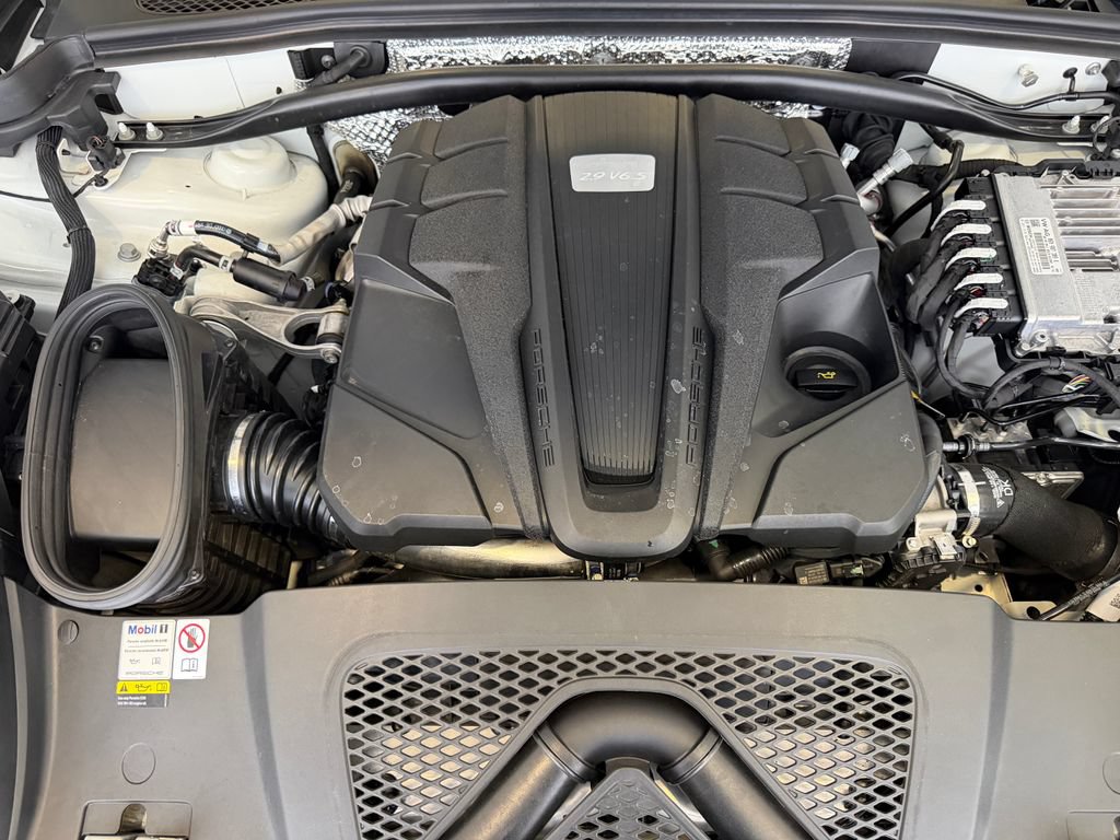 Certified 2023 Porsche Macan S AWD/4WD image 27