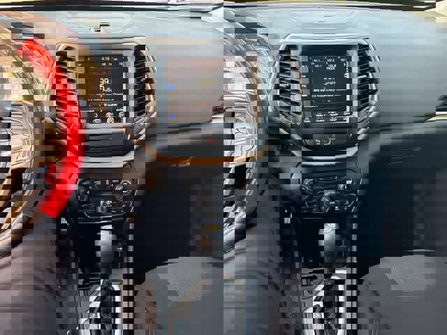 Used 2017 Jeep Cherokee Latitude w/ Comfort/Convenience Group image 18