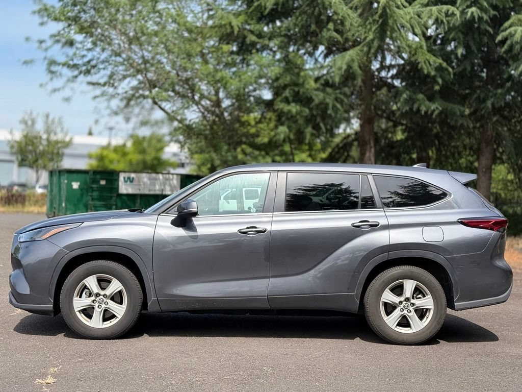 Certified 2023 Toyota Highlander LE FWD image 2