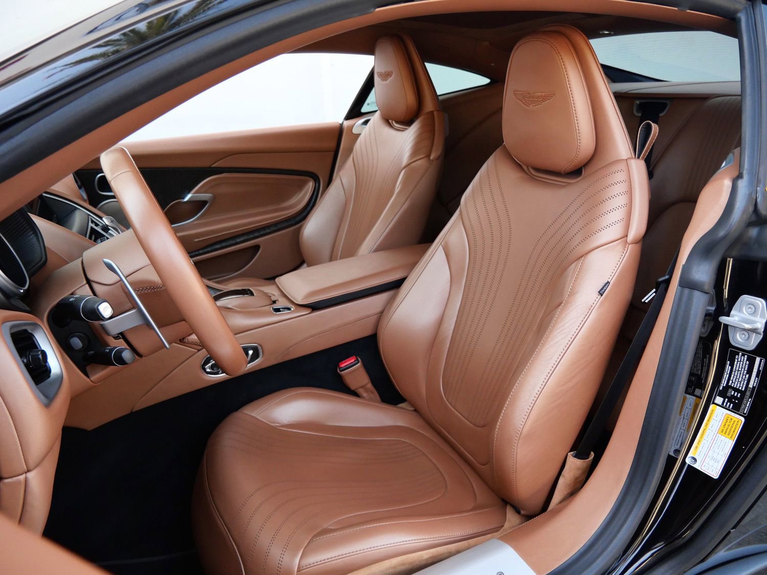 Used 2020 Aston Martin DB11 Coupe image 21