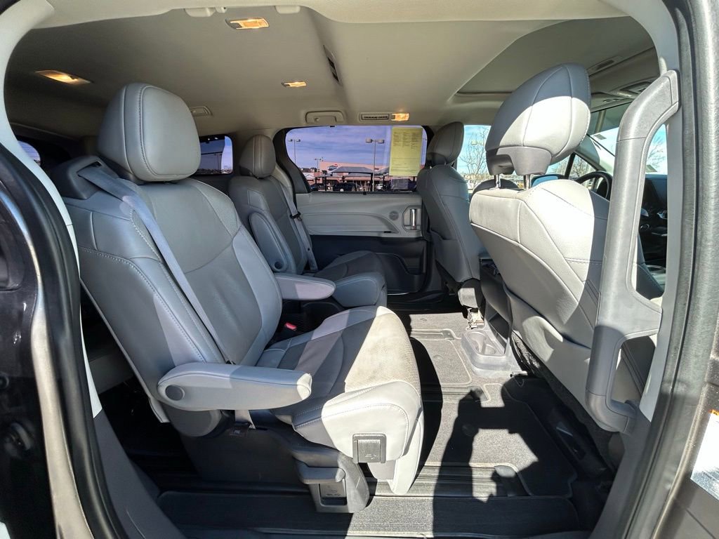 Used 2022 Toyota Sienna Limited image 27