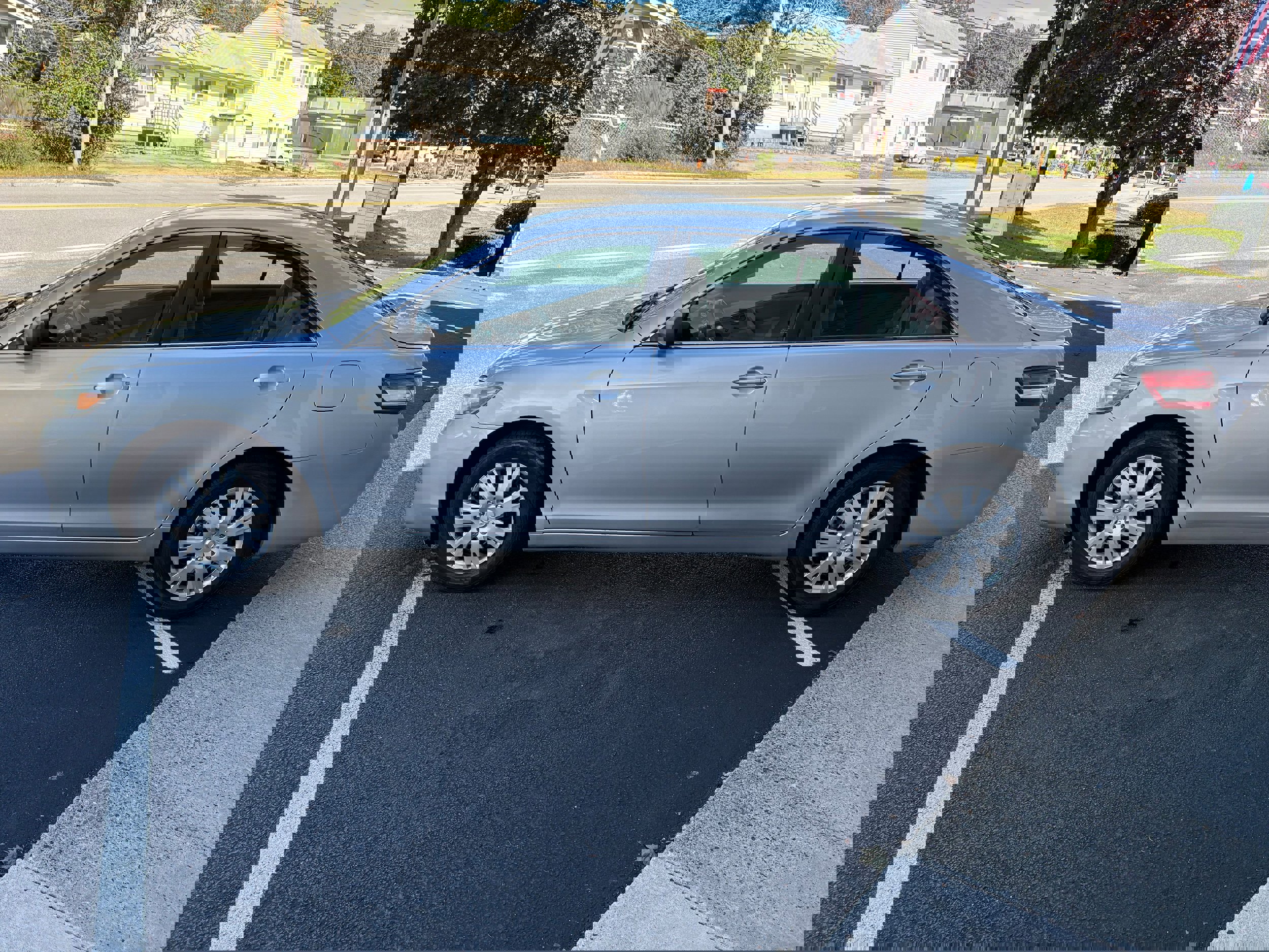 Used 2011 Toyota Camry LE image 4