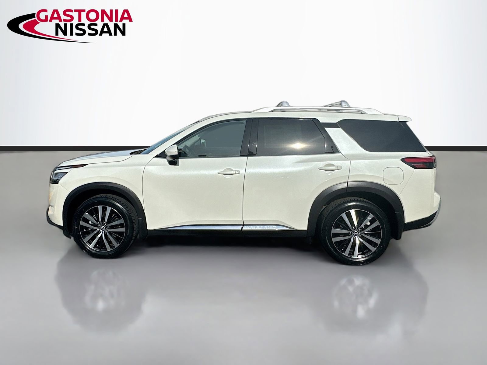 Used 2024 Nissan Pathfinder Platinum image 5