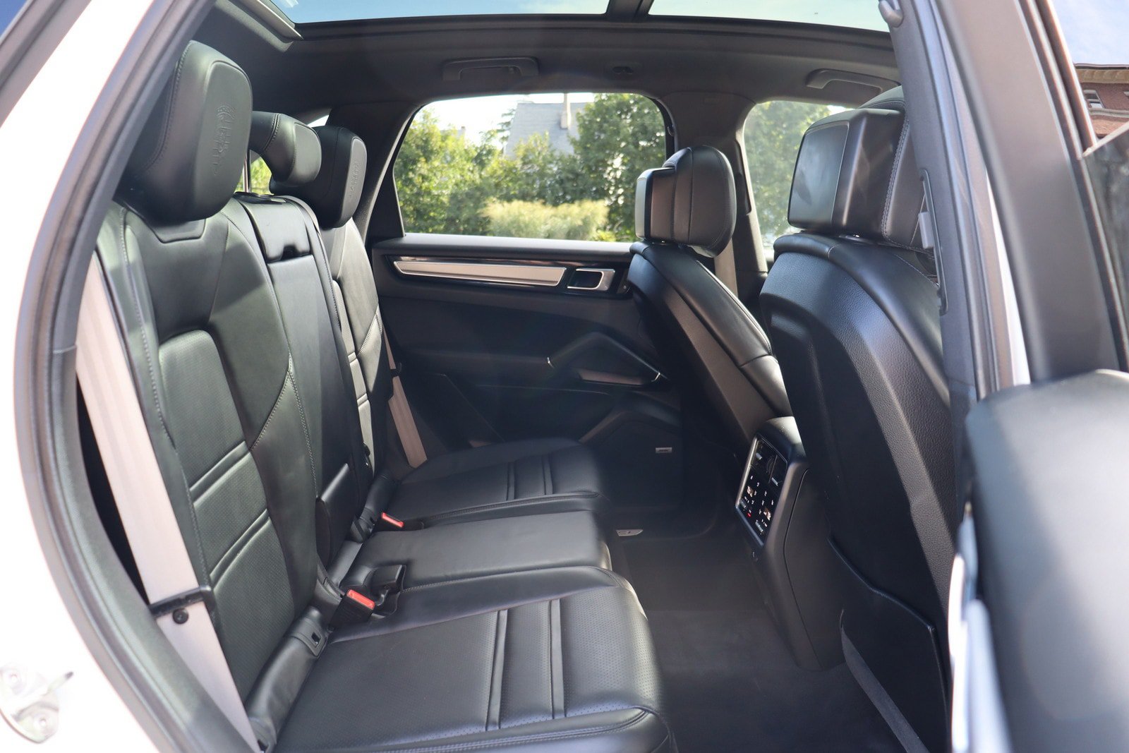 Used 2023 Porsche Cayenne Platinum Edition AWD/4WD image 17