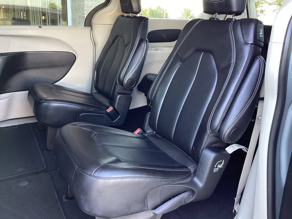 Used 2024 Chrysler Pacifica Touring-L FWD image 15
