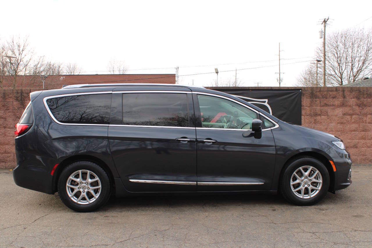 Used 2021 Chrysler Pacifica Touring-L FWD image 5
