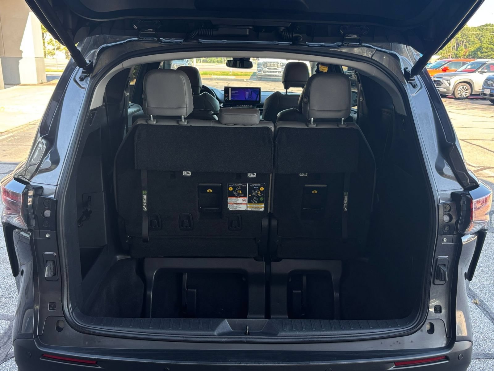 Used 2025 Toyota Sienna XLE FWD image 34