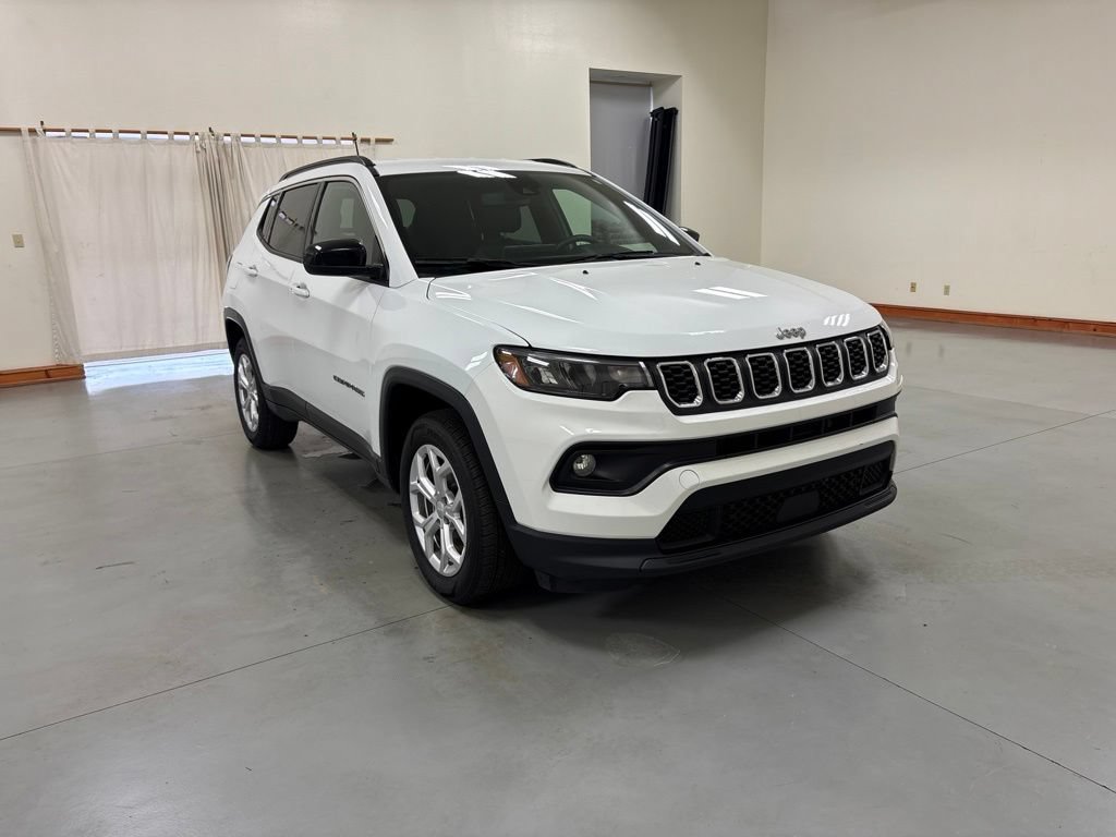 Used 2024 Jeep Compass Latitude AWD/4WD image 2