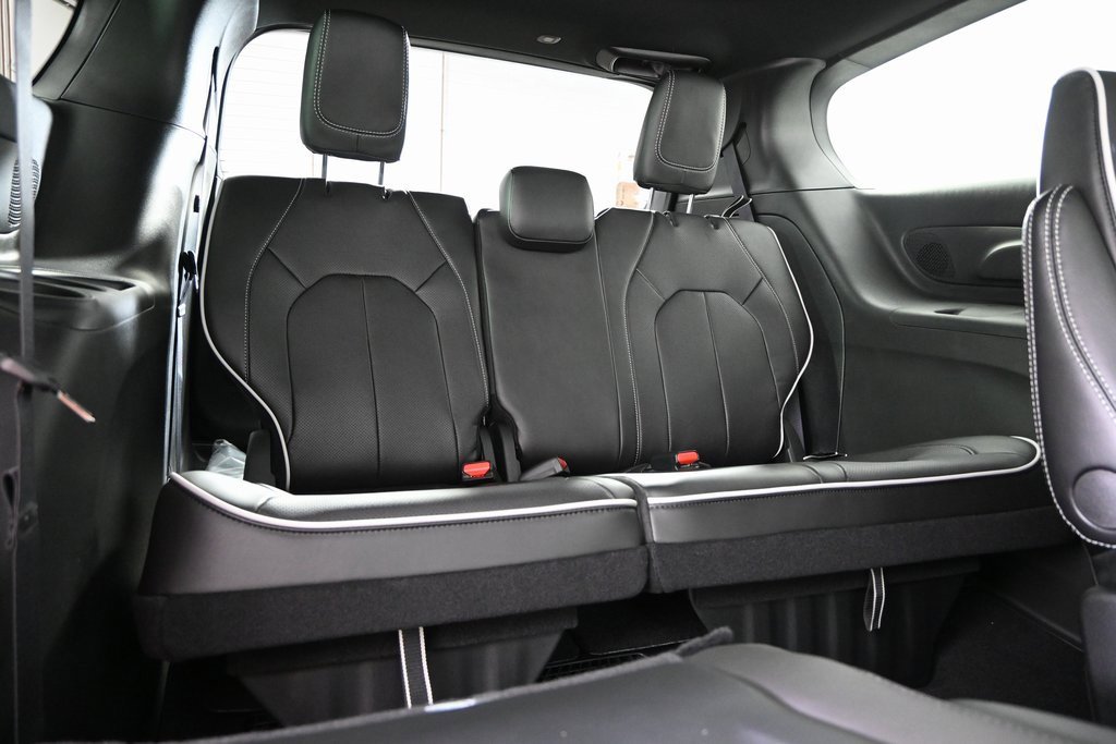 New 2026 Chrysler Pacifica Limited image 17