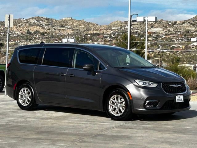 Used 2023 Chrysler Pacifica Touring-L image 13